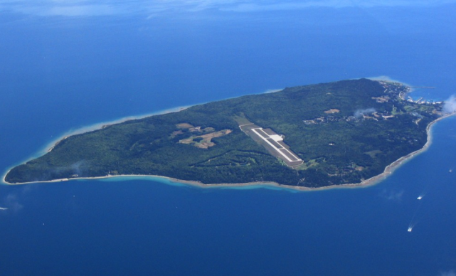 弗林特島是太平洋島國基里巴斯的環礁,屬於萊恩群島的一部分,位於加羅