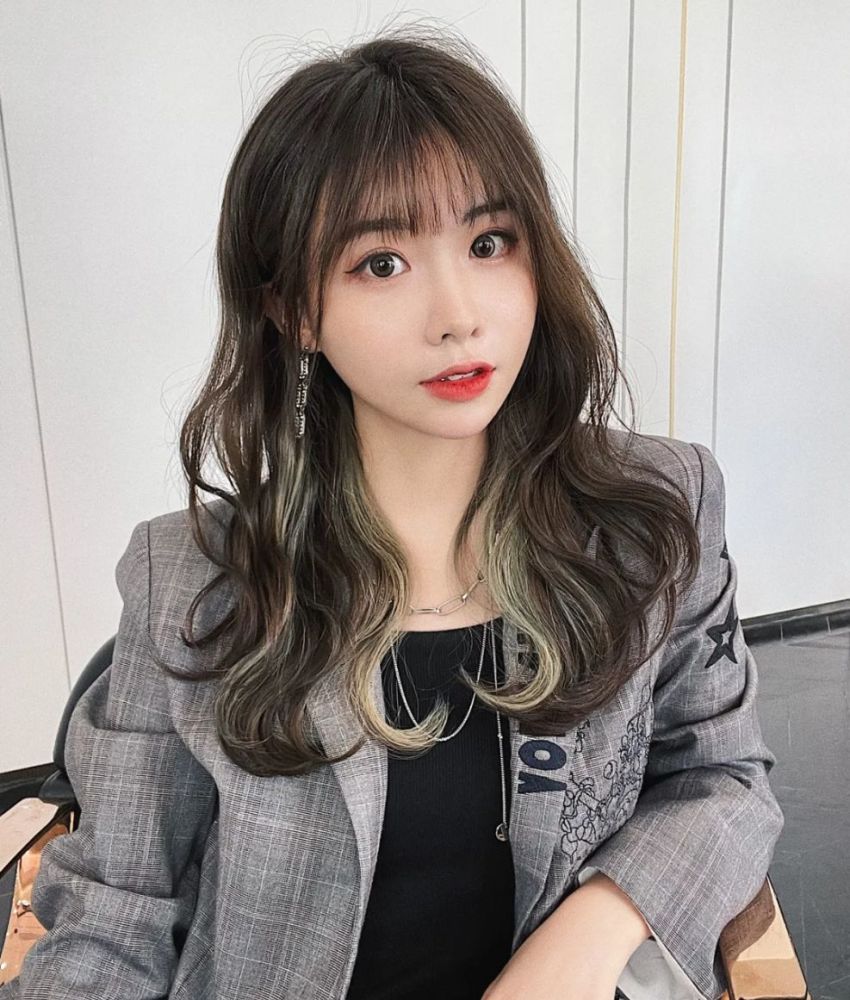 长卷发选择挂耳染,效果也很不错,卷曲的发丝即使你不往耳后挂,也能