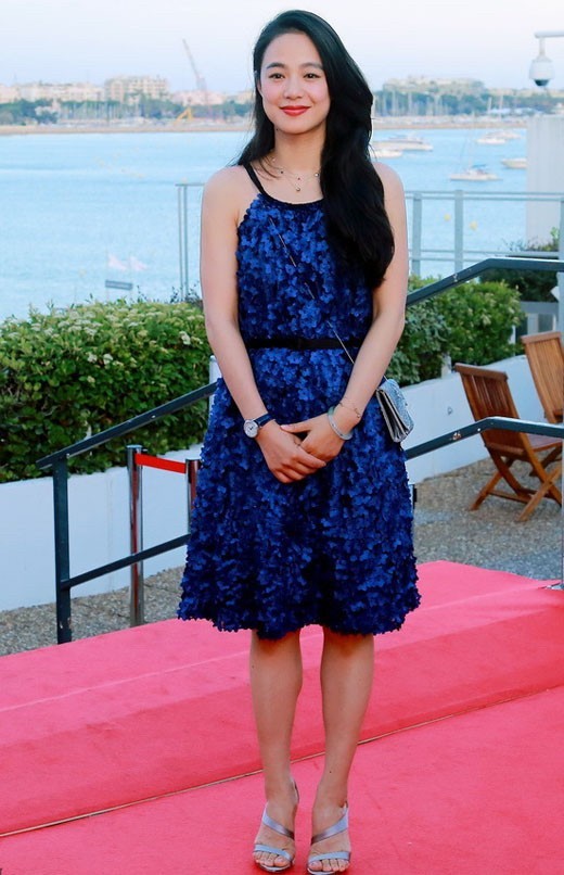 姜文的眼光可真毒42岁妻子周韵身材丰腴穿白裙美得自然又脱俗