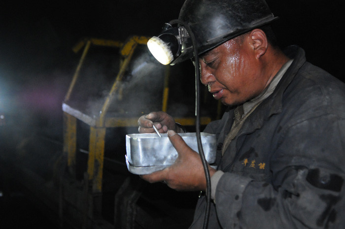 最后,向所有的煤炭企业和煤矿工人致敬,感谢他们的辛勤付出!