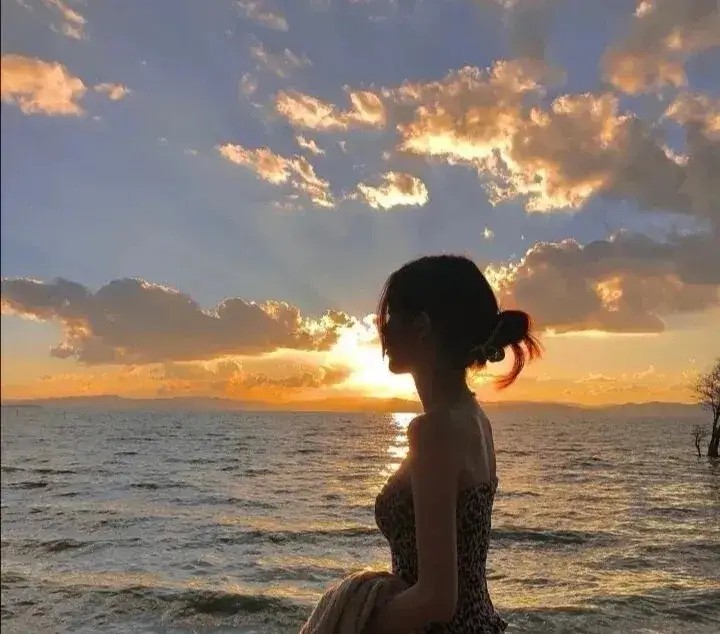 超甜美的海边背影女生头像