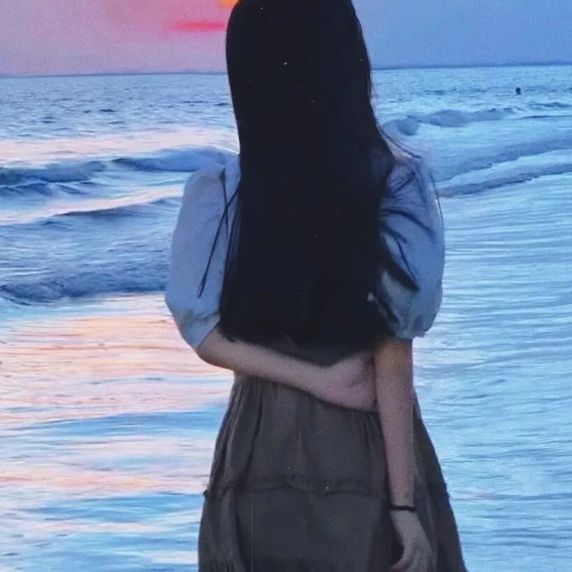 超甜美的海边背影女生头像