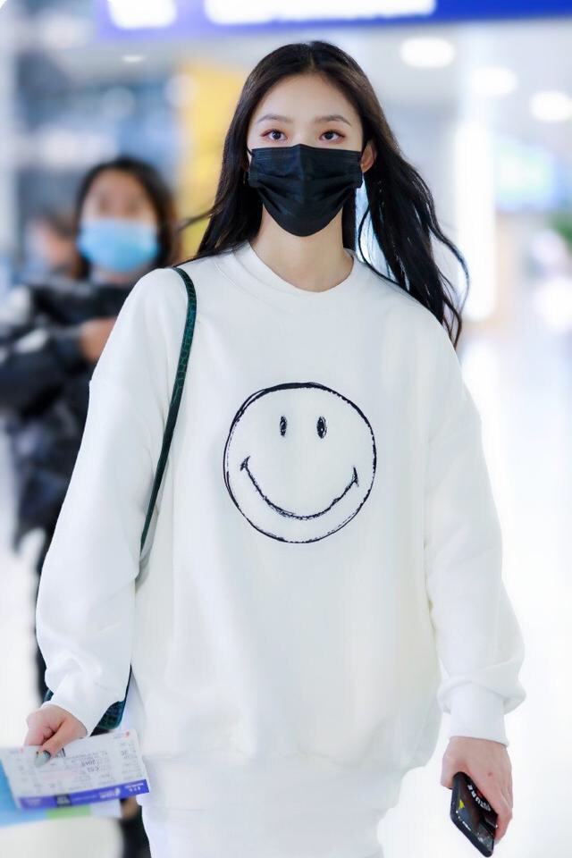 林允清纯减龄穿搭娃娃脸印花图案卫衣搭配休闲裤美的如此清新