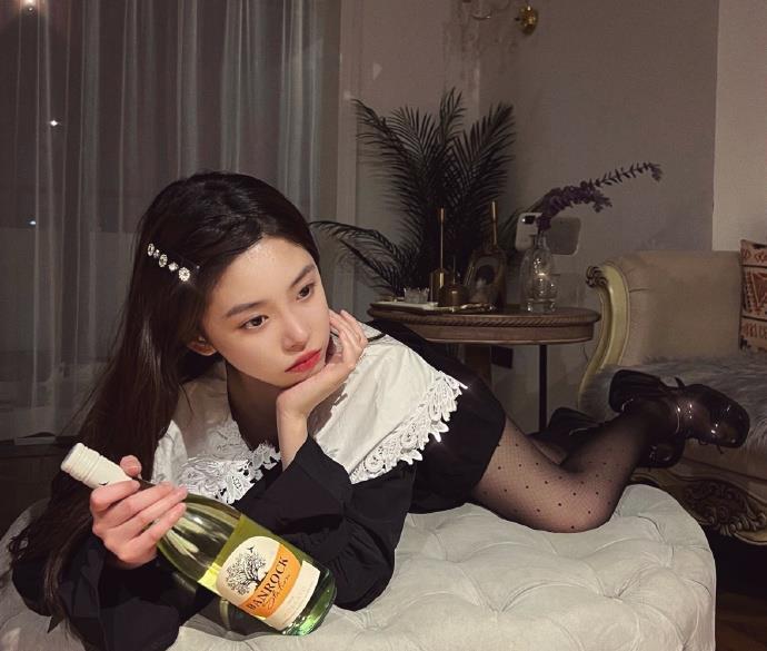 半藏森林混不下去了?穿黑丝露腿拍片,这就是王思聪翻牌的女人?