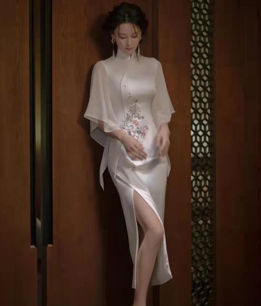 张馨予晒何捷视角美照,旗袍开叉大秀美腿,水蛇腰抢镜纯欲风十足_腾讯