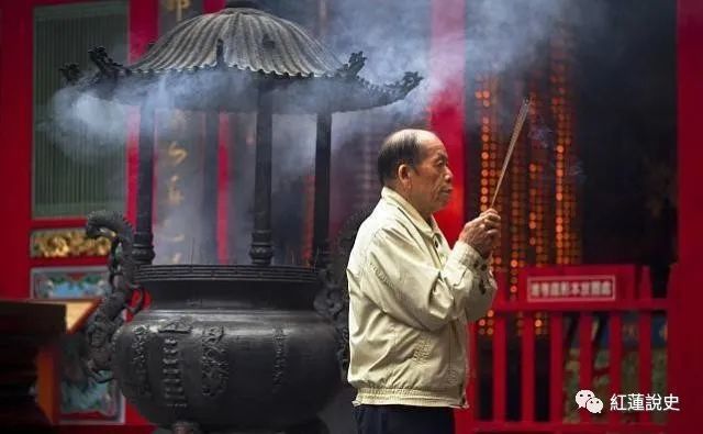 在寺廟裡燒香,為什麼一定要將香插入鼎式香爐裡?