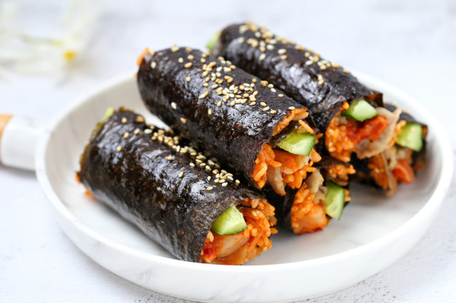 香喷喷的肥牛饭卷,不用竹帘直接上手卷,孩子一口气吃了好几根!