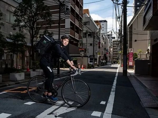 当日本奥运会亚军和新晋偶像团体开始送外卖，画风是怎样的？_腾讯新闻