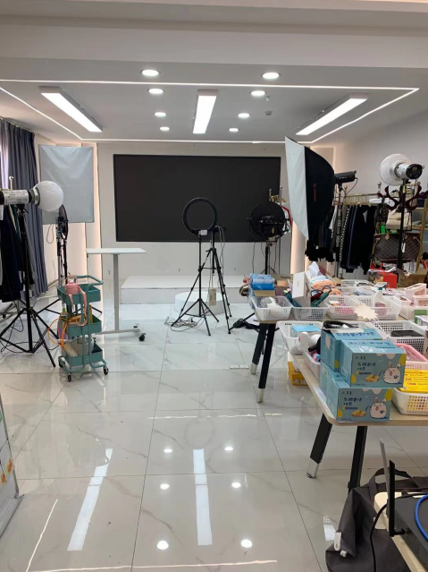 国华为他们提供供应链服务,给这些大主播对接品牌,并提供直播场地;二