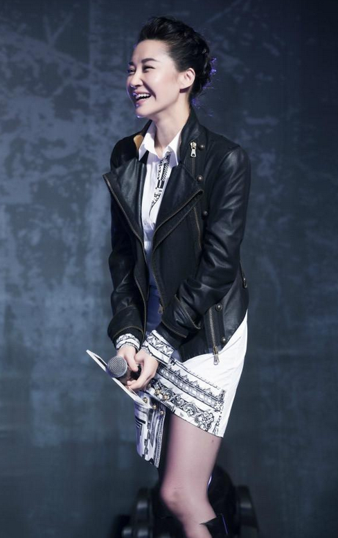 许晴不扮嫩也很美穿皮夹克配袜裤又飒又美52岁完美御姐范