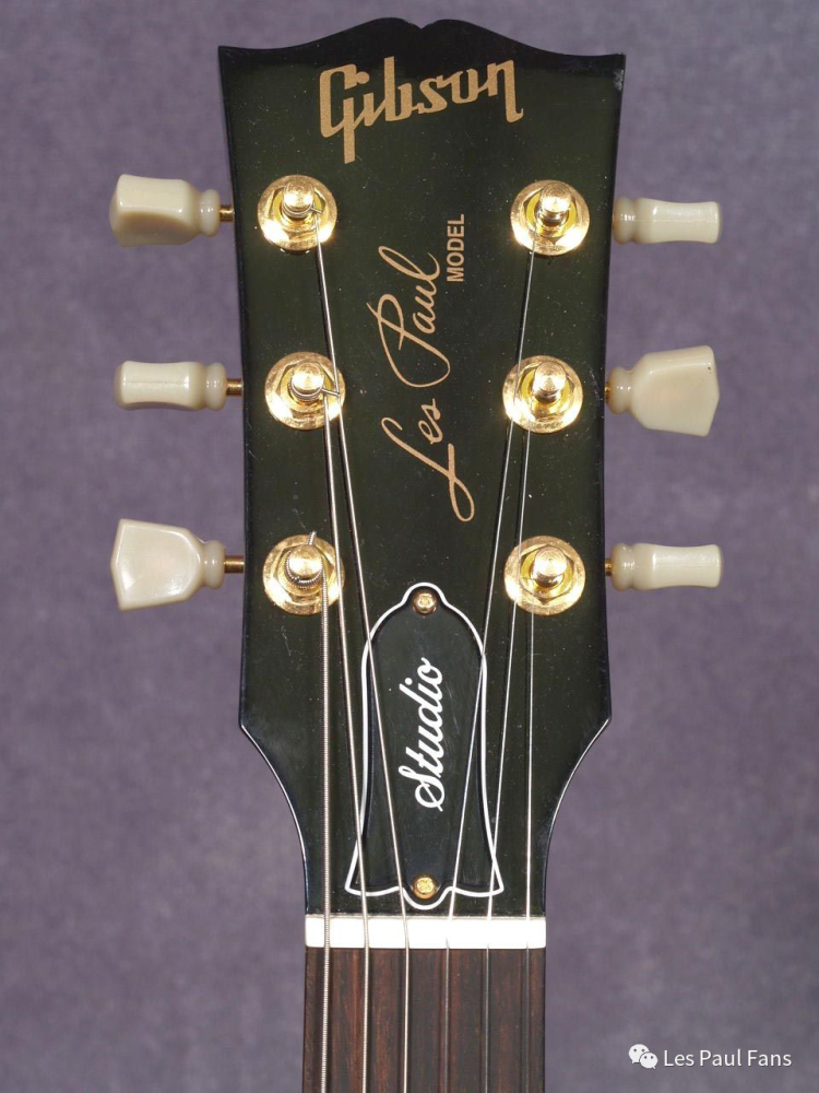 les paul studio的琴頭logo前文提到了,1940年代的gibson絲印logo