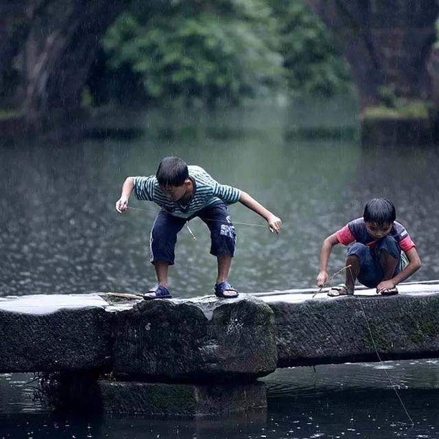 儿时的快乐总让人难忘特别是我那次雨天偷钓