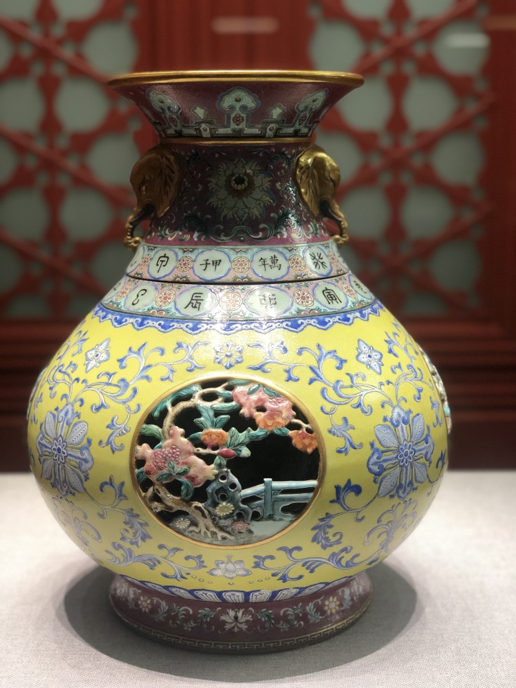 看见文物|淡黄地粉彩锦上添花镂空干支字象耳转心瓶