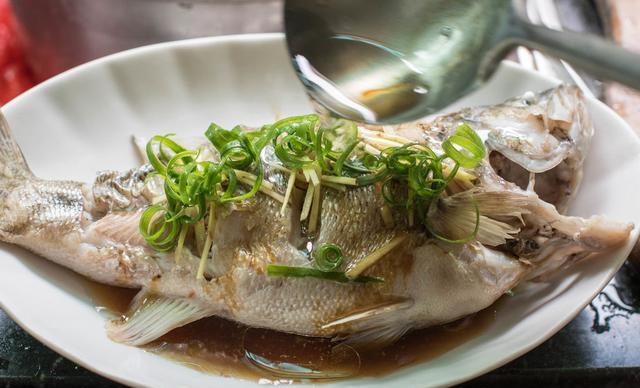 蒸鱸魚時記住2點蒸出來的鱸魚鮮嫩沒腥味簡單又實用