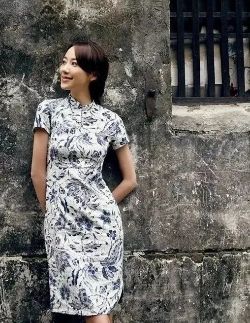 苏派旗袍粤派旗袍--风俗之美粤派旗袍又叫广派旗袍被称为"最不像旗袍