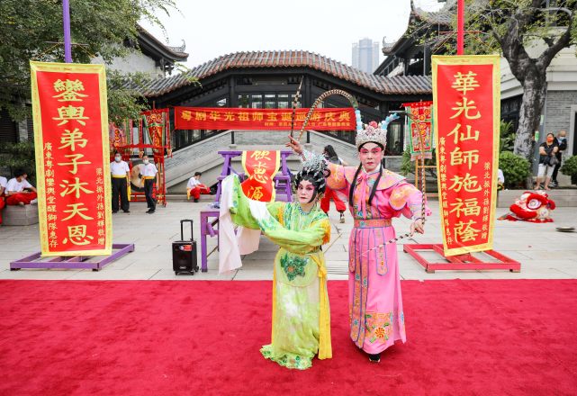 巡遊結束後,粵劇音樂鑼鼓配醒獅表演(創新項目),龍虎武師跟斗絕技表演