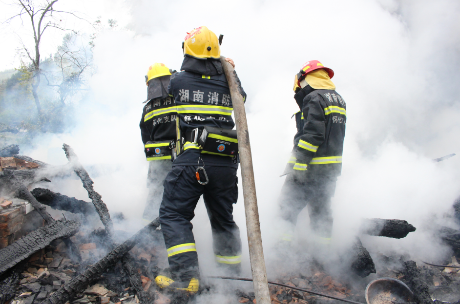 湖南怀化一房屋起火消防员从火场拎出液化气罐