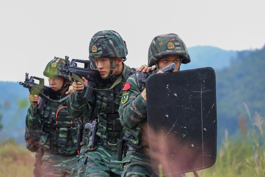 组图武装追逃山地搜剿抢滩攻击福建武警特战队开展实战化反恐演练