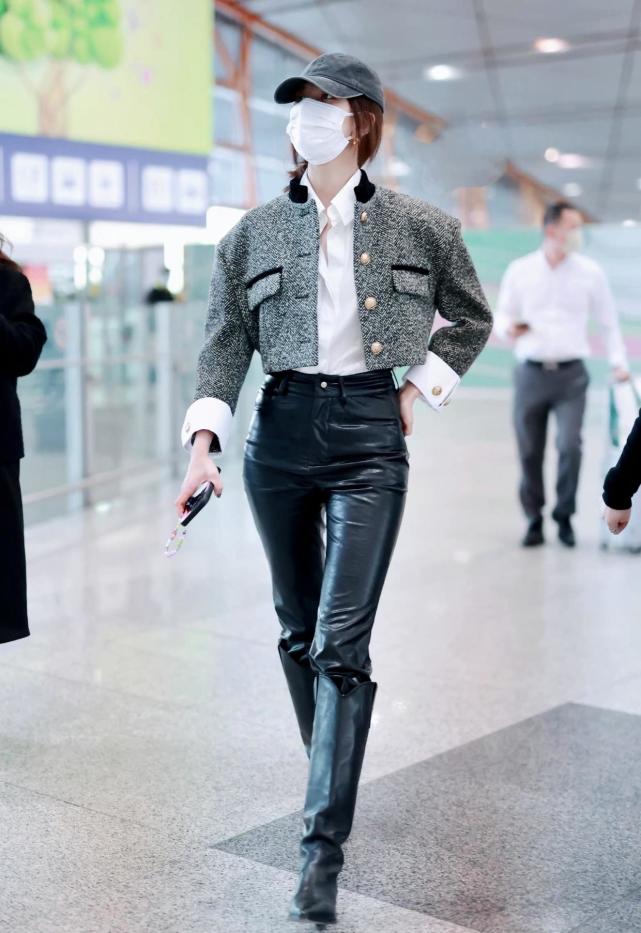 宋妍霏真是时髦精本精了穿短外套配高腰皮裤气场全开真霸气