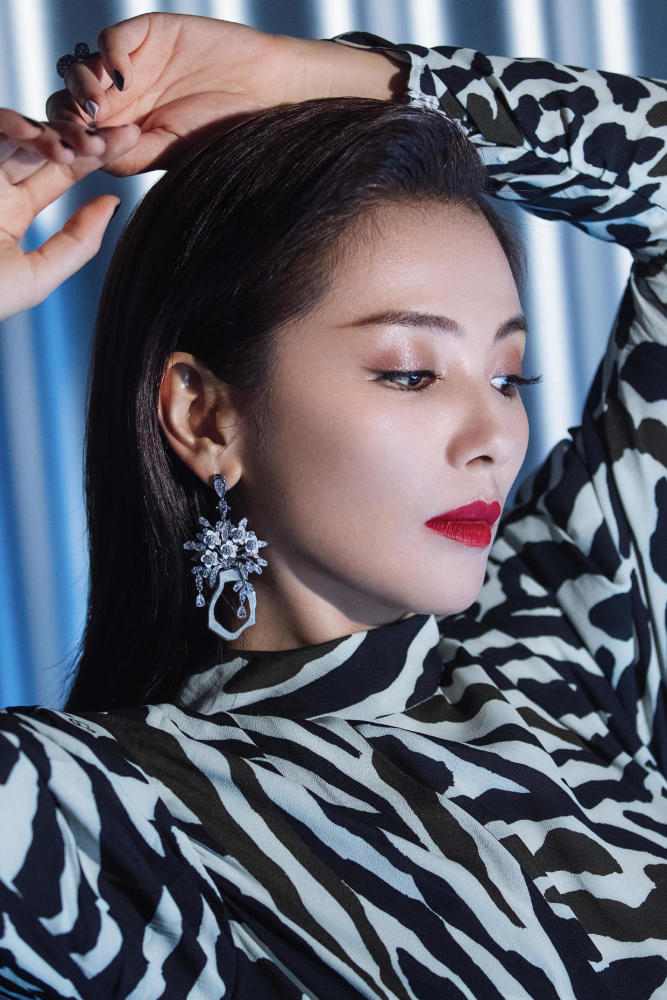 刘涛气质确实绝斑马纹连衣裙勾勒出蚂蚁腰说她43岁谁信