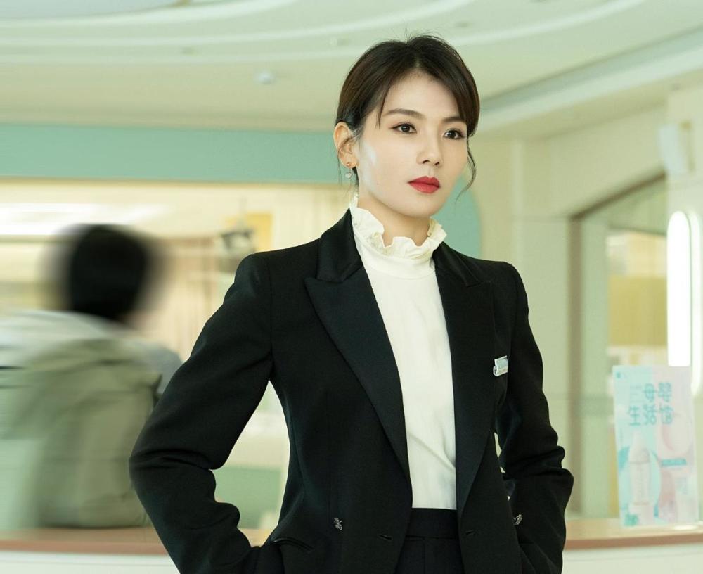 刘涛气质确实绝斑马纹连衣裙勾勒出蚂蚁腰说她43岁谁信