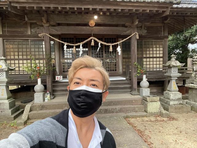 鹤野刚士前往神社寻根溯源事后并晒出奥特曼围裙心情甚好