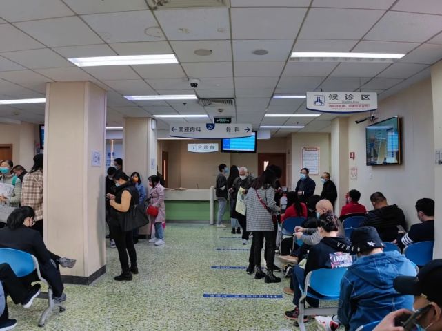 10 月 29 日上午,北京大学人民医院骨科候诊区