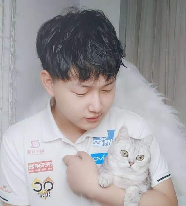 fly刚加入kpl照片曝光,没有眼睛的小胖子,打了几年职业堪比整容_腾讯