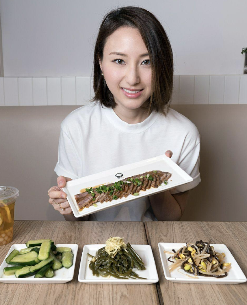 32岁何超云为闺蜜庆生罕见露脸,打扮简约时尚,感情生活至今成谜