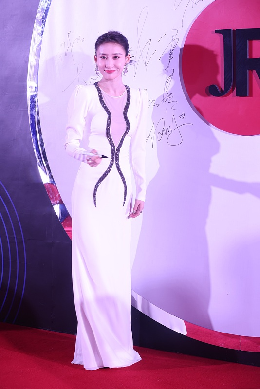 贾青的心机都在穿搭上,白色低胸裙韵味十足,窈窕曲线好迷人