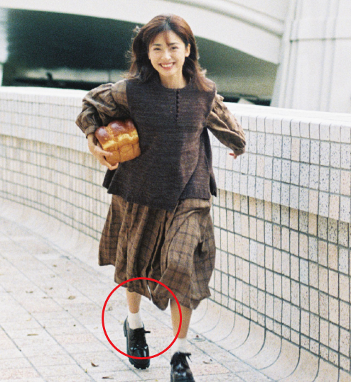 沈月的方法便是在脚底贴上艾草贴,通过血液循环让人体在深夜排毒最佳