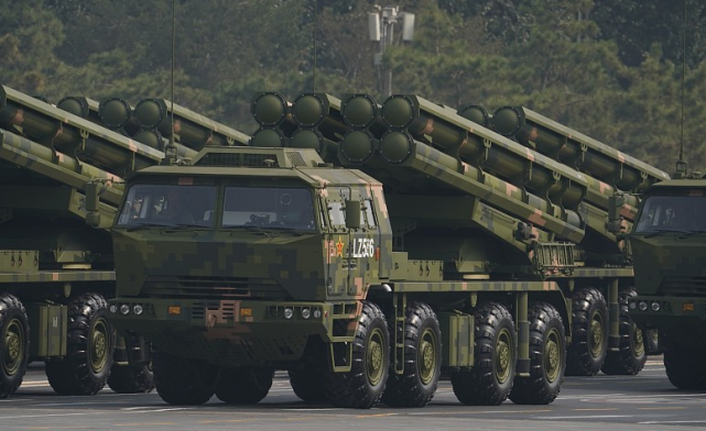 陆军铁拳,国产新型箱式远程火箭炮,性能超过03远火