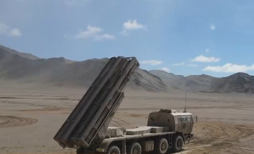 陆军铁拳国产新型箱式远程火箭炮性能超过03远火