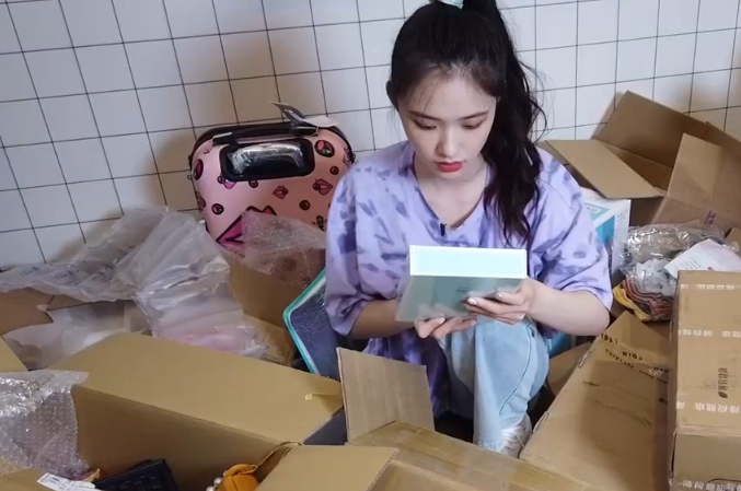 林允家中快递成山居家服出镜有颜又多金网友豪横