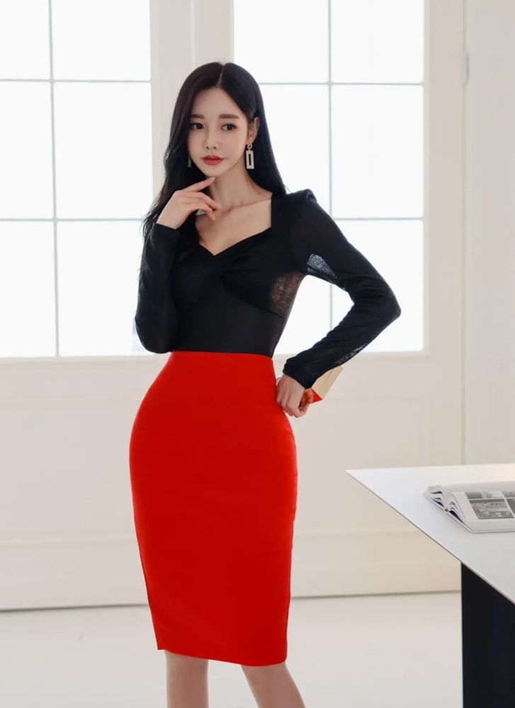 女神孙允珠高清时尚写真:黝黑麻花桃心领t恤搭配大红修身半身裙_腾讯