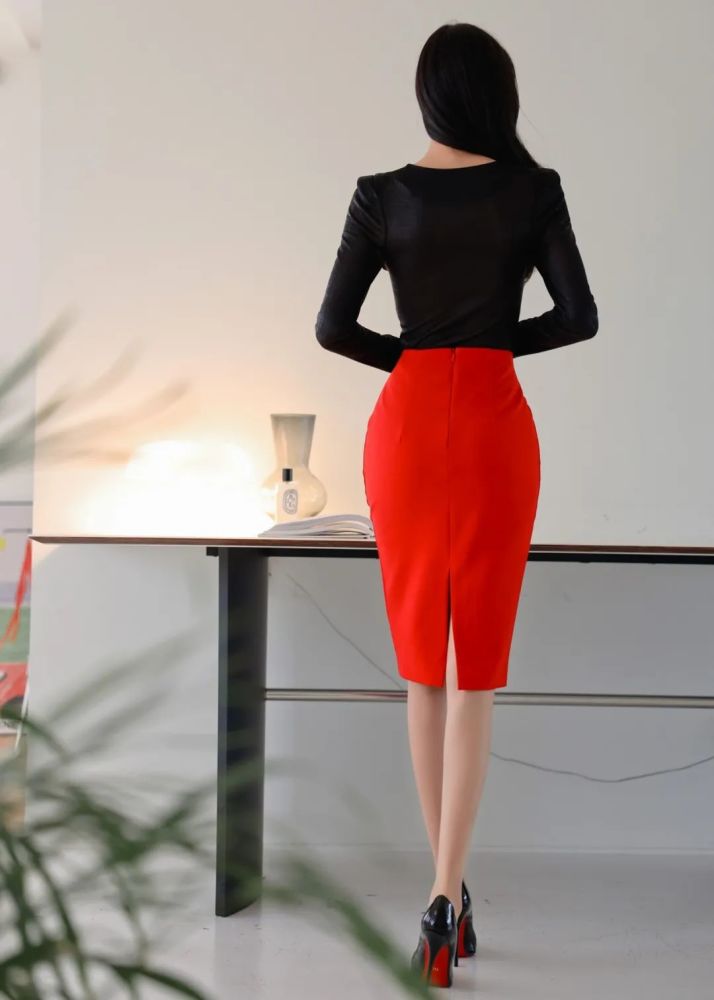 女神孙允珠高清时尚写真:黝黑麻花桃心领t恤搭配大红修身半身裙_腾讯