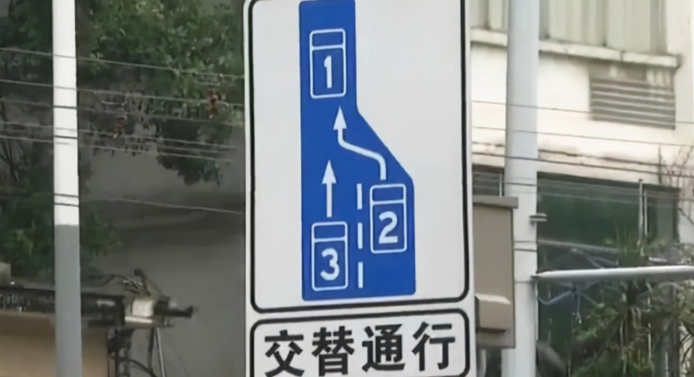 注意了道路上新增的这些交通标线如果走错了可是要罚钱的