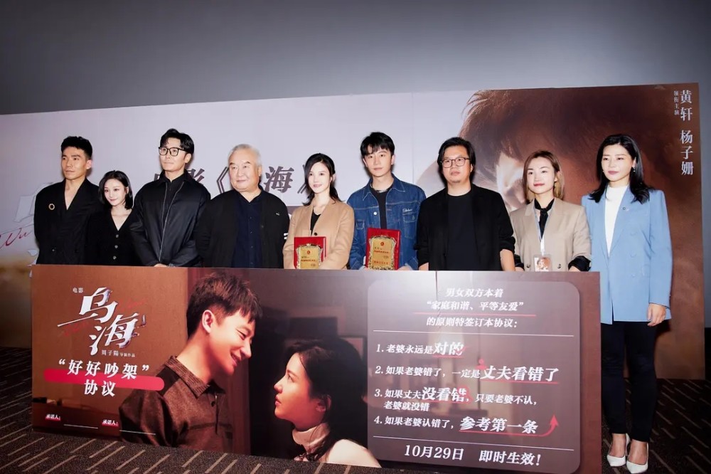 这几年高开低走,从大银幕逐步走进网络大电影,与小品演员打成一团