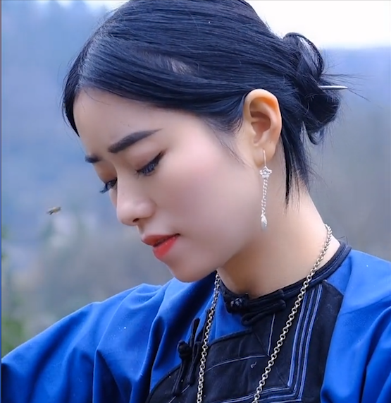 姑娘因颜值走红网络苗族文化成流量密码带你走进苗族风土人情