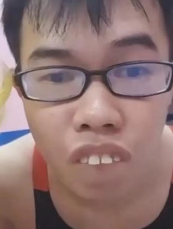 台湾网红自打7巴掌道歉,告白女神惨遭封锁,曾多次下跪还入狱