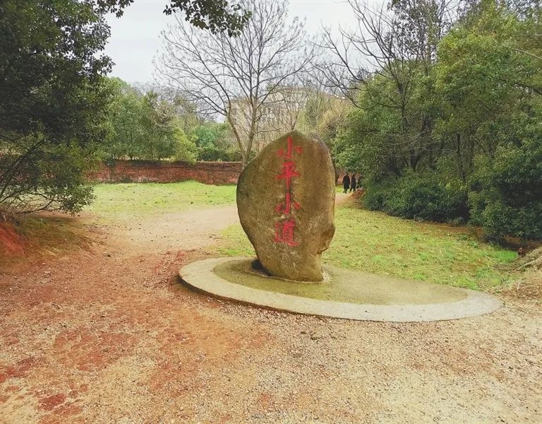 市新建區望城鎮省莊村,坐落著一處紅色主題的展館——小平小道陳列館