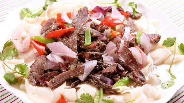 在家做哈萨克族正宗马肉纳仁煮了两个小时的马肠子味道太赞了