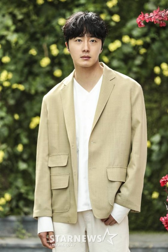 韩媒曝丁一宇在拍摄电影中眼睛意外受伤现已暂停所有工作休养