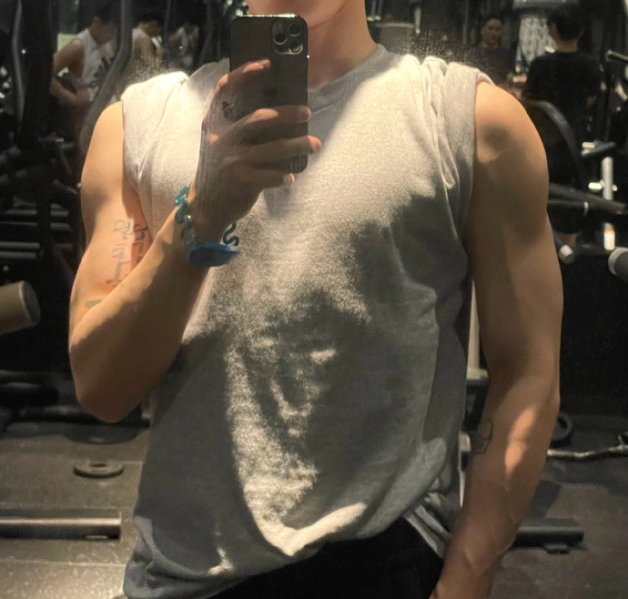 帅气的成都大男孩,健身四个半月,手臂和肩有进步,胸肌差点意思!