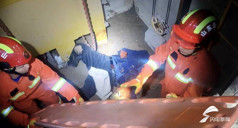 菏泽一工人失足坠入电梯井 消防下井救人