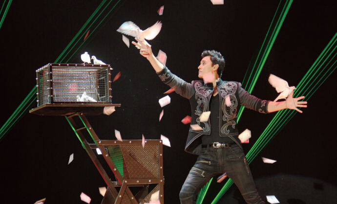 3魔术表演秀  炫酷视觉盛宴现场"魔力"全开以精彩绝伦的魔术表演秀