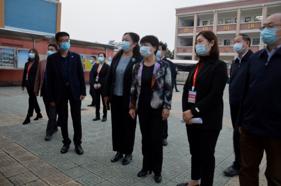 调研组在寿县兴华小学党支部书记,校长李玉娟的陪同下实地查看了校园.