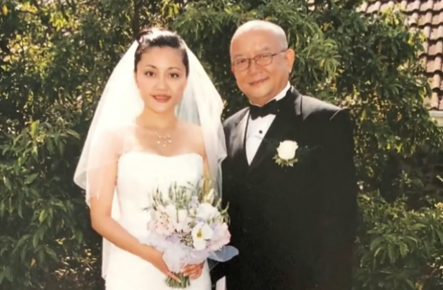 图片是王刚参加女儿王婷婷结婚的合照,他身穿一件黑色西装打着领结