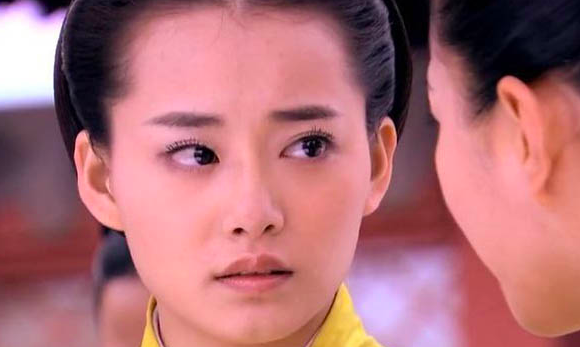 在《陆贞传奇》中,她饰演的是青镜殿宫女荷蕊,名字都排到了30番之后戏