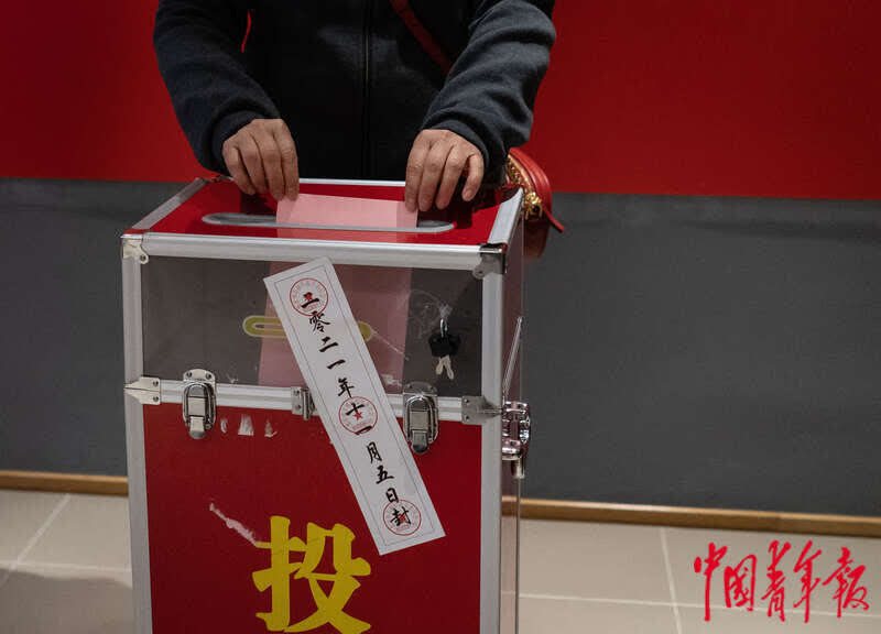 北京市东城区东城区第11(海运仓混合)选区选举站,一位选民投票结束后